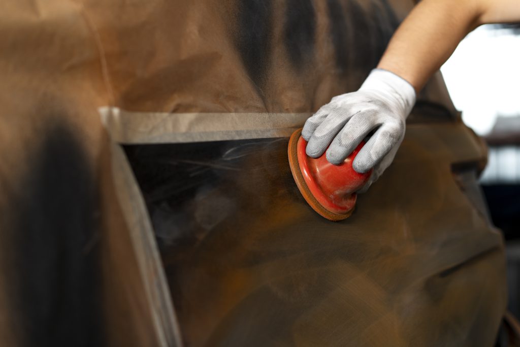 pintor-masculino-de-macacao-fazendo-seu-trabalho-na-loja-de-carros (1)